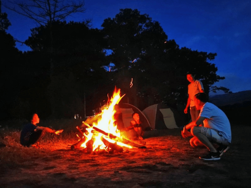 Lagerfeuer beim Campen am Strand auf dem Cham Inseln in Vietnam