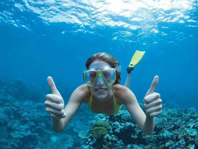 Tourist beim Schnorcheln auf Whale Island in Vietnam