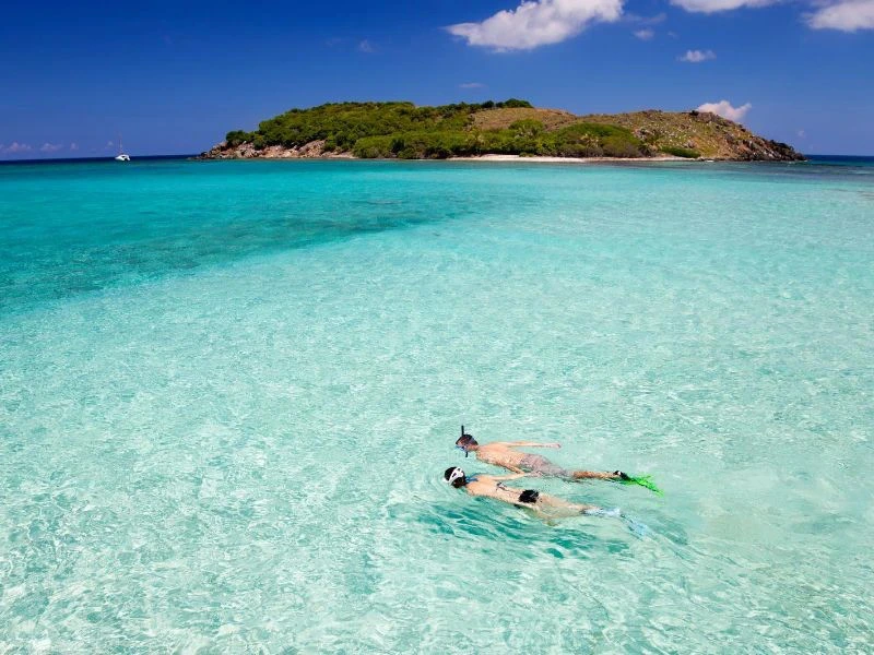 Touristen beim Schnorcheln in Vietnam