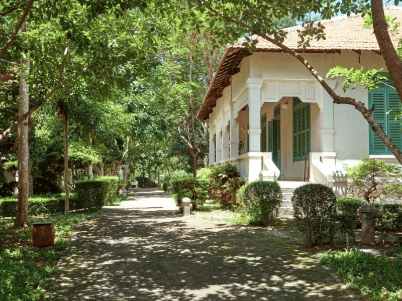 Hotel mit grünem Garten auf Con Dao in Vietnam