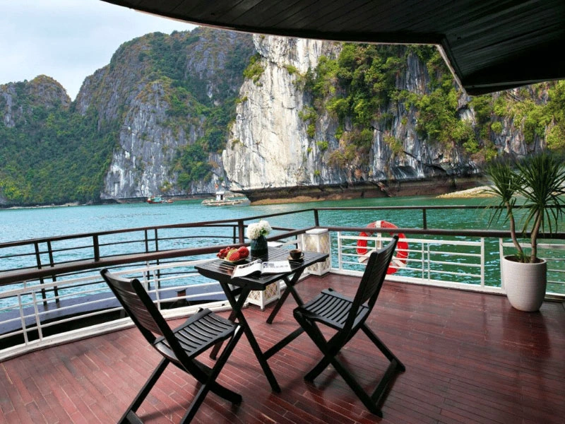Deck auf dem Boot in der Halong Bucht in Vietnam