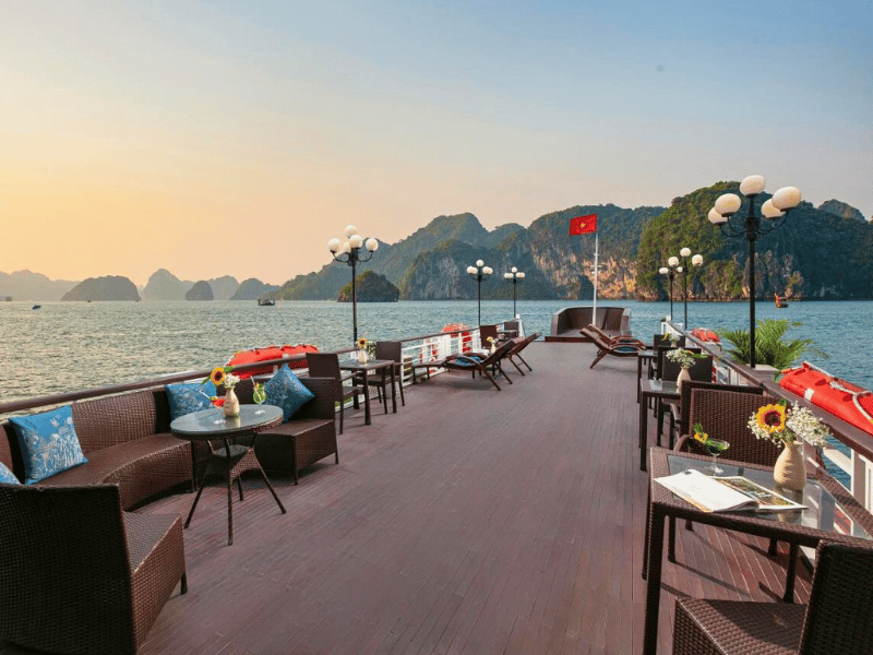 Deck auf dem Boot in der Halong Bucht in Vietnam