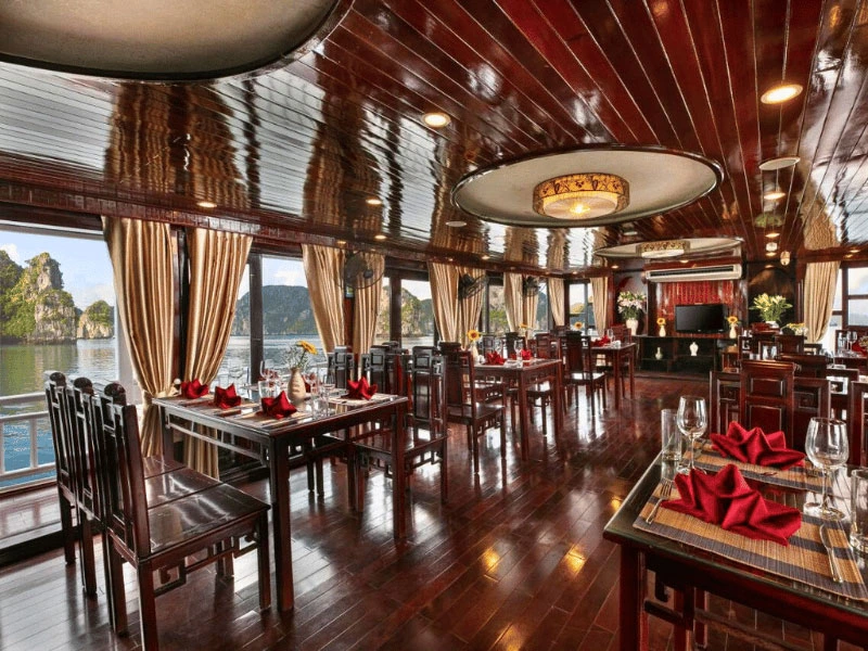 Restaurant auf dem Boot in der Halong Bucht in Vietnam