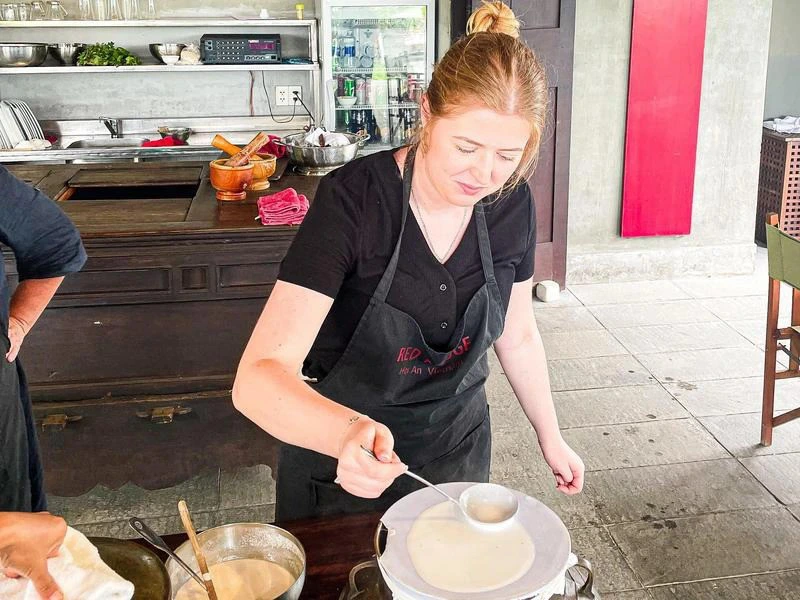 Tourist beim Kochkurs in Vietnam