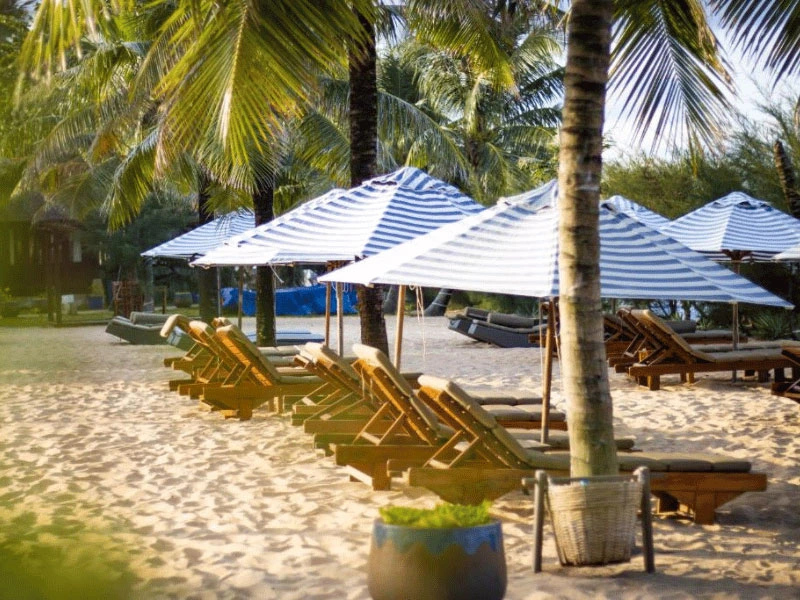 Liegen am Strand von Phu Quoc in Vietnam