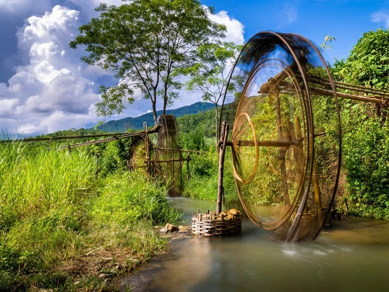 Wasserrad in den Reisfeldern in Pu Luong in Vietnam
