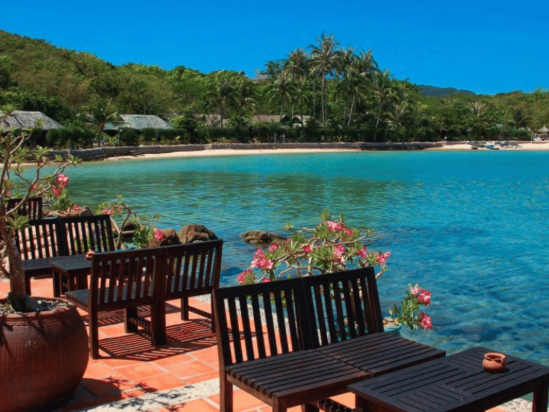 Restaurant mit Meerblick auf Whale Island in Vietnam