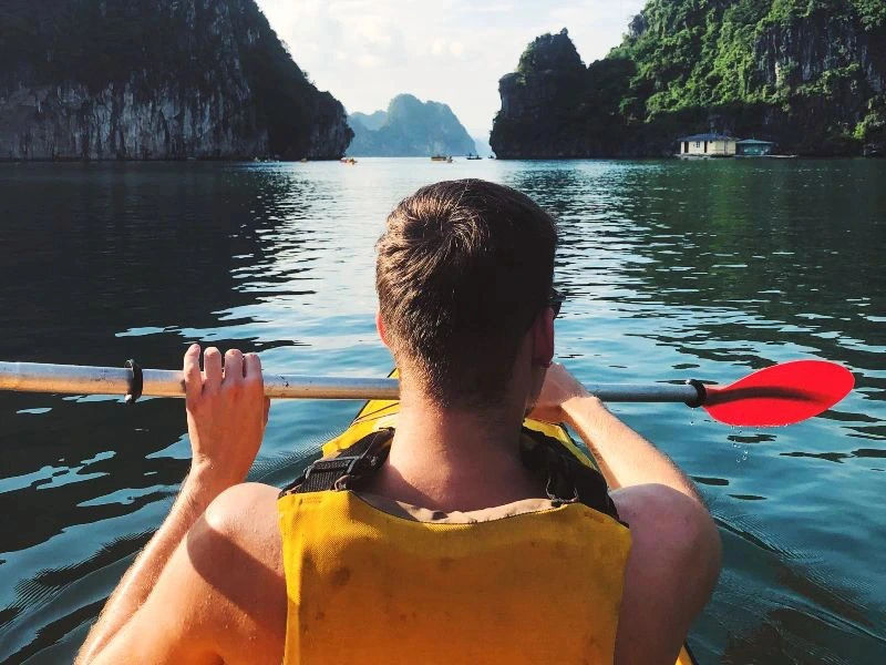 Kajakfahren währen der Cruise in die Bai Tu Long Bucht in Vietnam