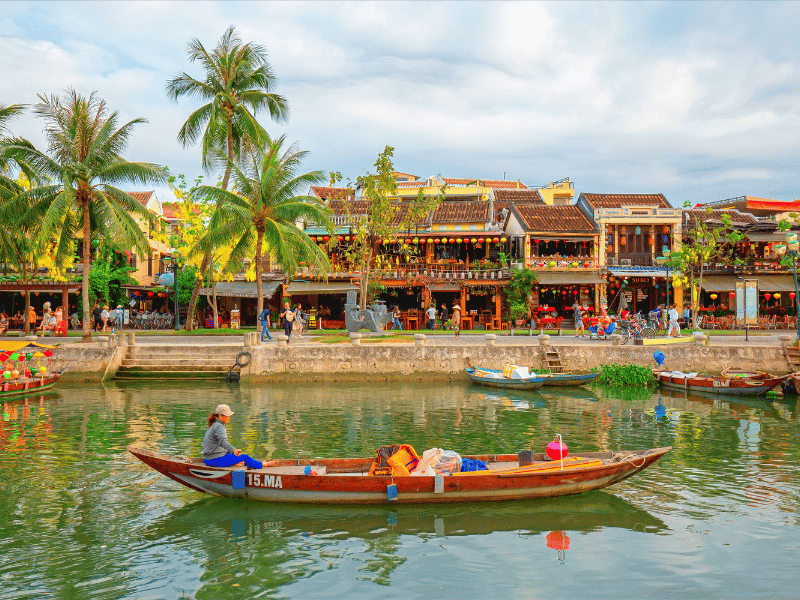 Boot auf dem Kanal in Hoi An Vietnam