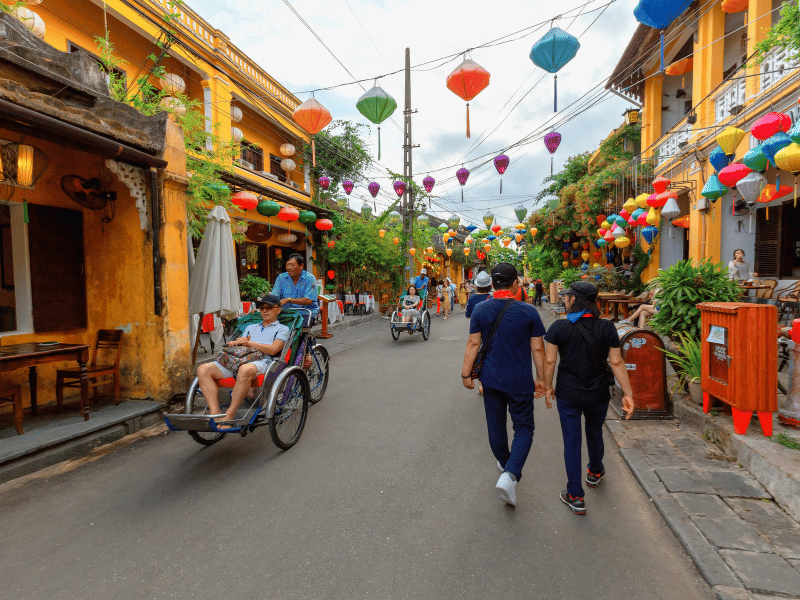 Straße mit Lampions und Rikscha in Hoi An, Vietnam