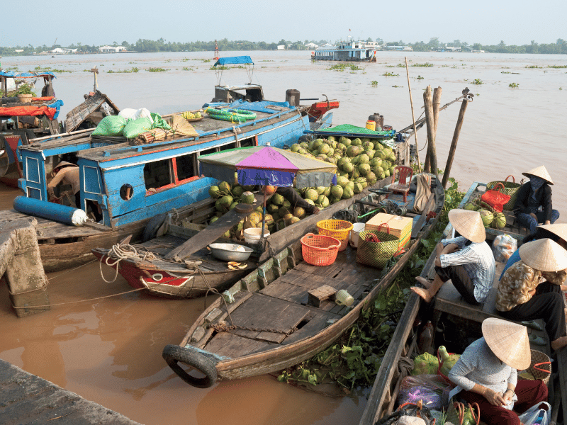 Boote auf dem schwimmenden Markt im Mekong Delta in Vietnam