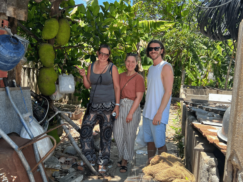 Touristen im Garten eines lokalen Familienhause in Vietnam