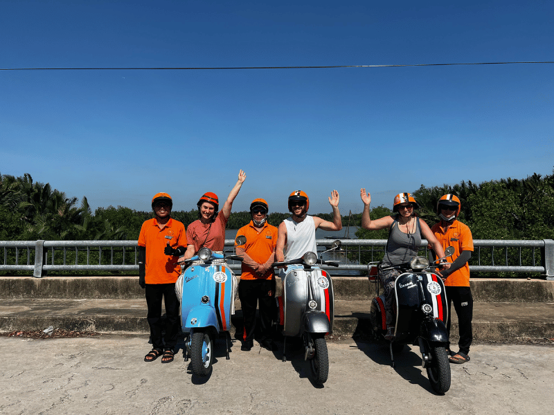 Touristen unterwegs ins Mekong Delat auf einer Vespa, Vietnam