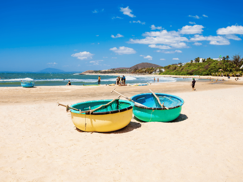 Strand mit traditionellen Booten in Mui Ne Vietnam