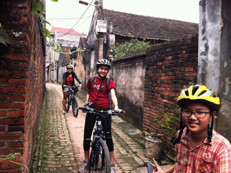 Fahrradtour durch Gassen in Hanoi, Vietnam