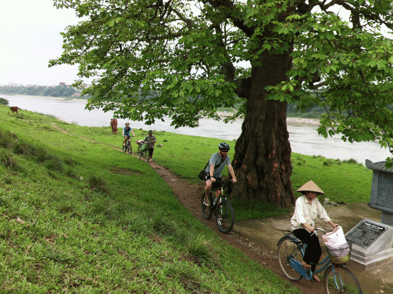 Fahrradtour am Roten Fluss in Hanoi, Vietnam