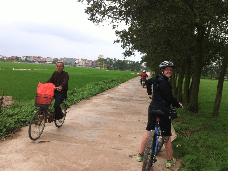 Fahrradtour am Roten Fluss in Hanoi, Vietnam