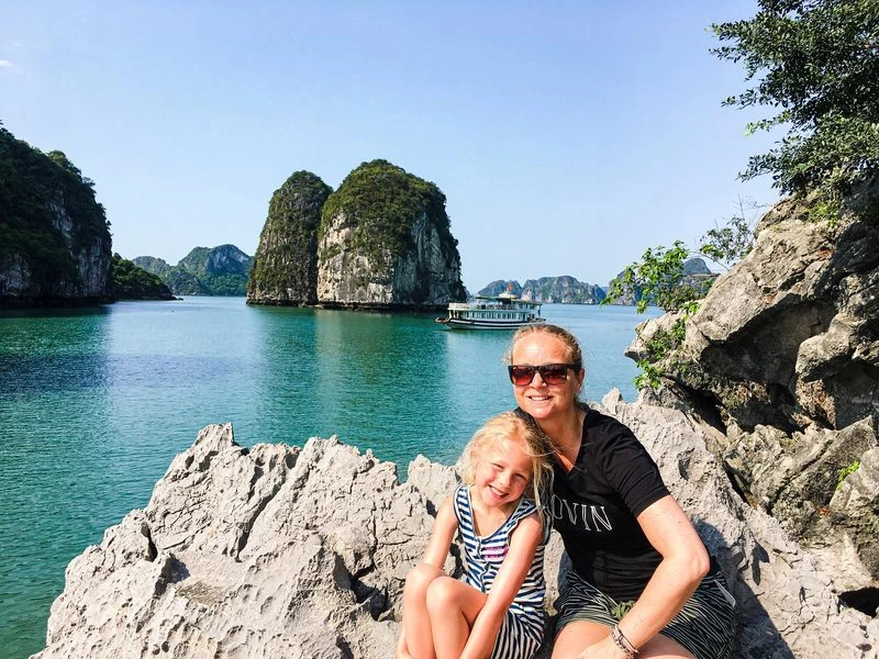 Mutter mit Tochter in der Bai Tu Long Bucht in Vietnam