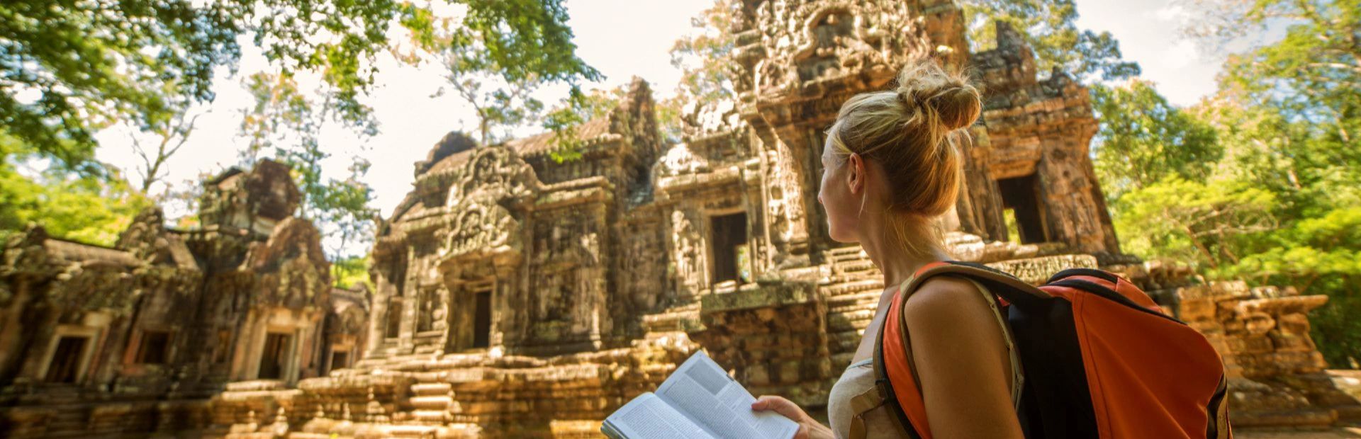 Frau mit Reiseführer in den Tempeln von Angkor Wat