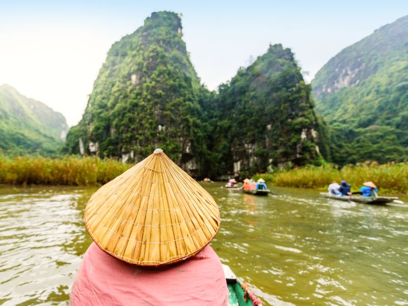 Ruderboote auf dem Fluss bei Ninh Binh, Vietnam