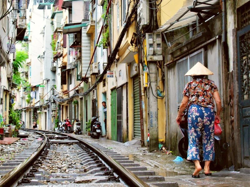 Bahngleis zwischen den Häusern in Hanoi in Vietnam