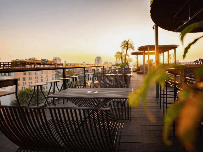 Terrasse mit Ausblick auf Hanoi, Vietnam