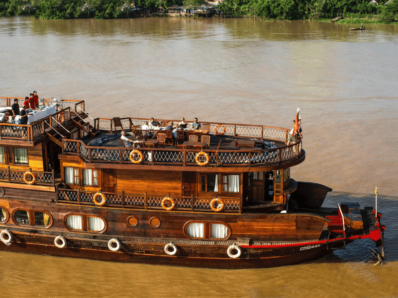 Flusskreuzfahrtschiff auf dem Mekong