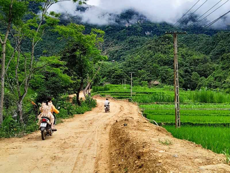 Mofa auf dem Landweg in Pu Luong in Vietnam