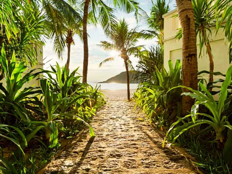 Weg zum Strand im komfortablen Hotel in Quy Nhon, Vietnam