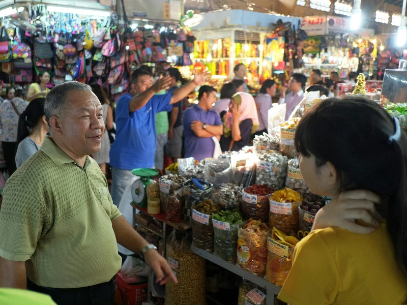 ein geschäftigter Markt in Vietnam