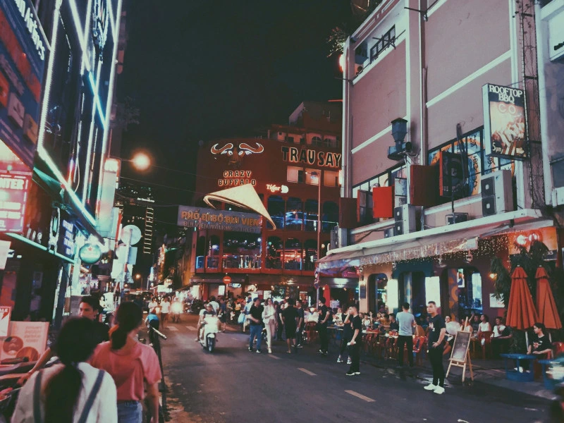 Die beliebte Bui Vien Street in Ho Chi Minh City bei Nacht