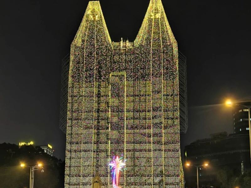 Die Notre-Dame-Kathedrale in Ho Chi Minh City bei Nacht