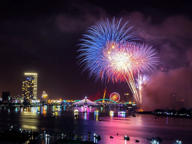 Farbenfrohes Feuerwerk erleuchtet den Nachthimmel über einer vietnamesischen Stadt