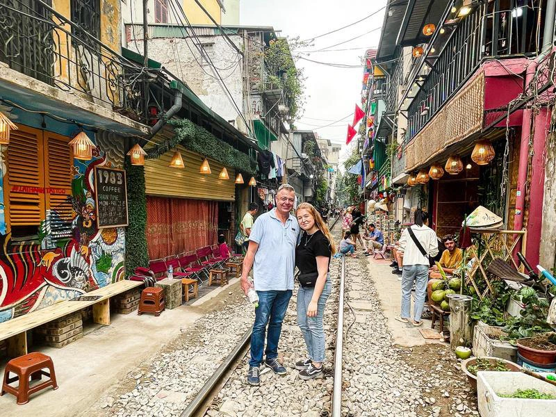 Reisende auf der Eisenbahnstrasse in Hanoi