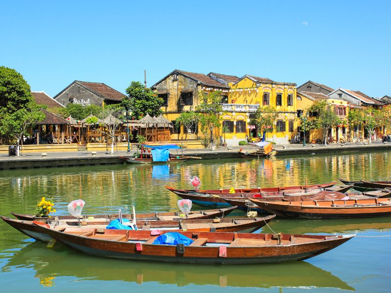 Boote auf dem Fluss in der Altstadt von Hoi An
