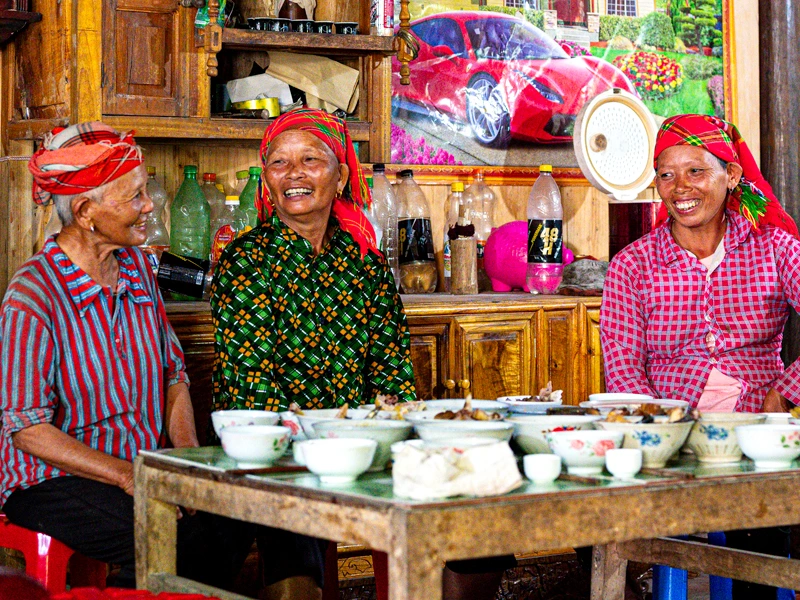 Frauen beim traditionellen Tee