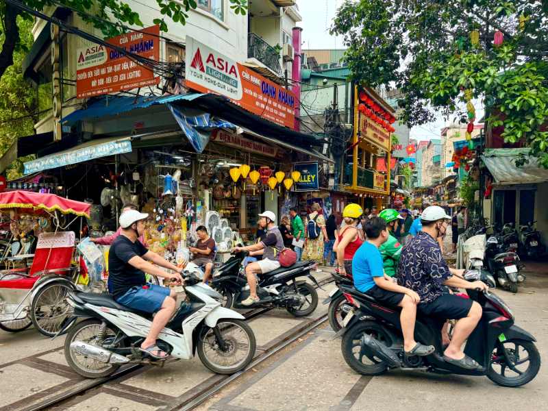 Straße mit Rollern in Hanoi, Vietnam