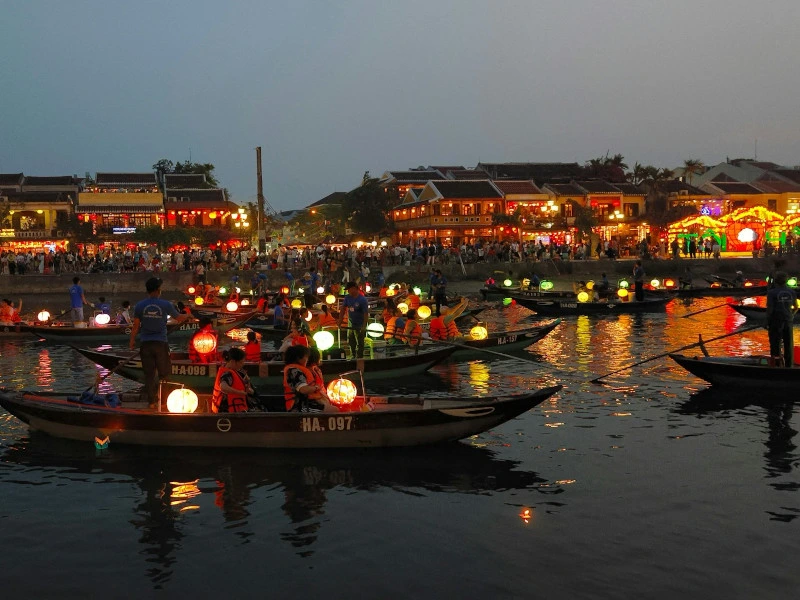 Beleuchtete Boote am Abend in Vietnam