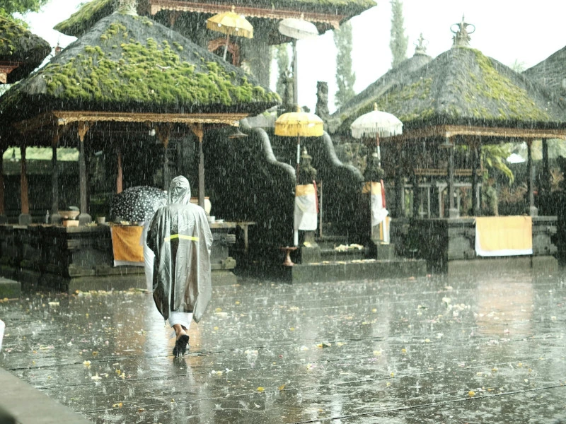 Mann mit Regenponcho in Vietnam