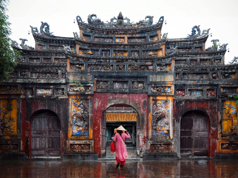 Tempelbesuch in Vietnam in der Regenzeit