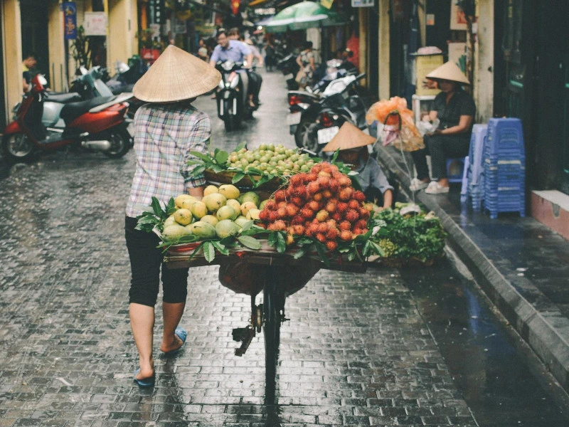 Fahrradfahrer auf einem vietnamesischen Markt