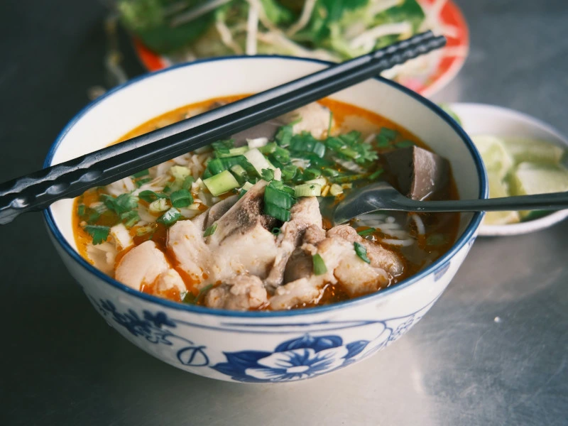 eine typisch traditionelle vietnamesische Suppe