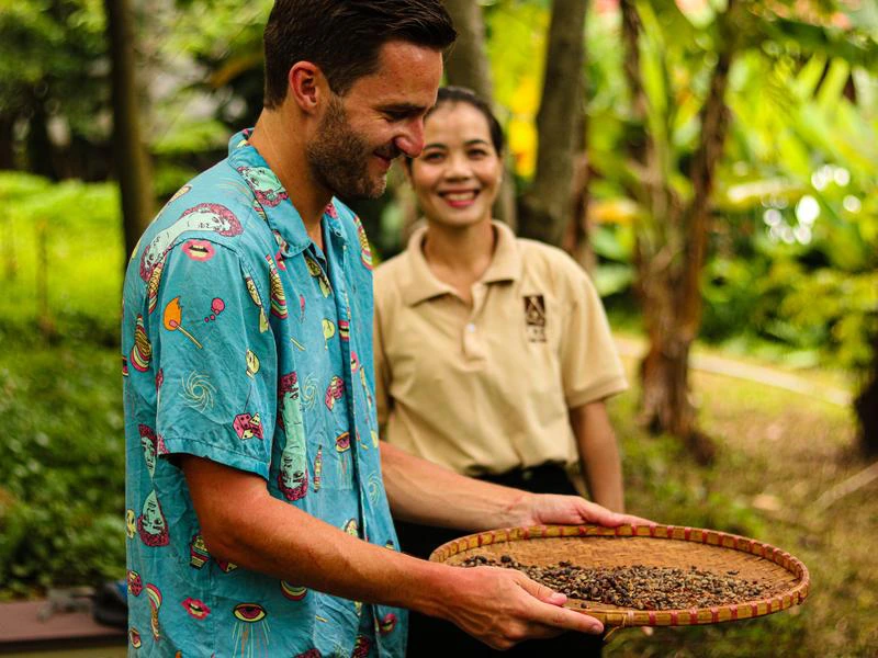 Tourist auf einer Kaffee Farm bei Dalat in Vietnam
