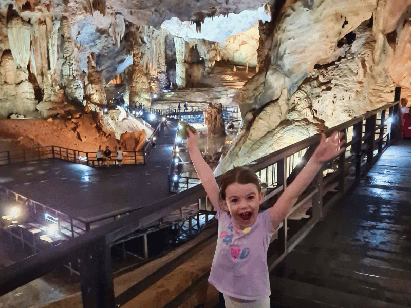 Kind in der Phong-Nha-Cave in Vietnam