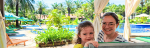 Familie am Pool in Vietnam