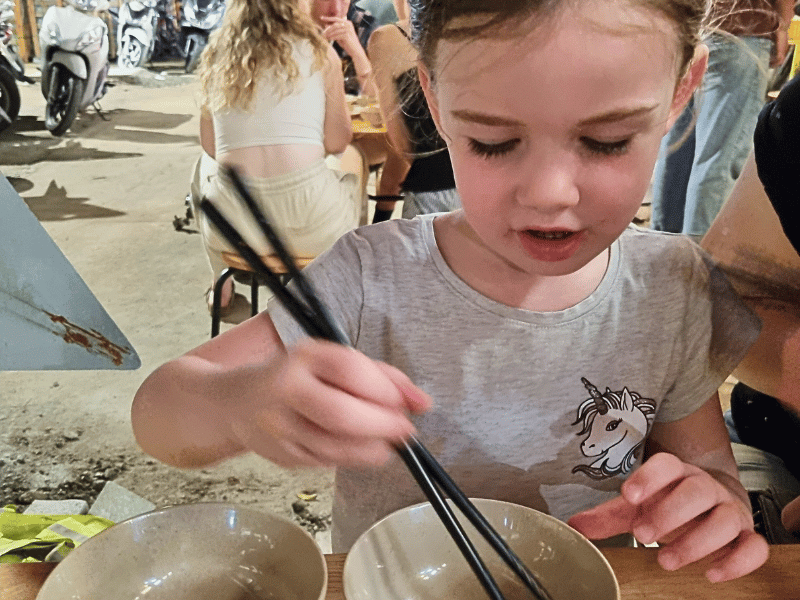 Kind beim Essen in Vietnam