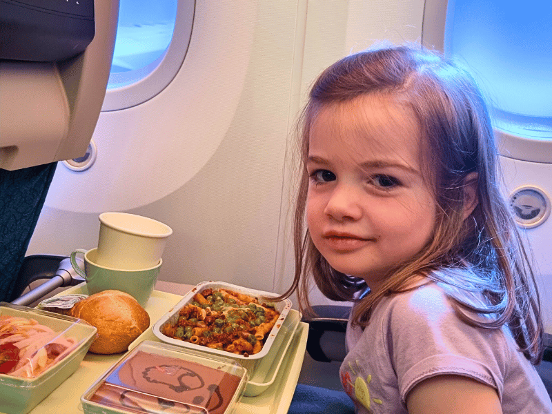 kind im Flugzeug mit Essen in Vietnam