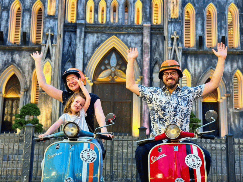 Familie auf Vespas in Hanoi in Vietnam