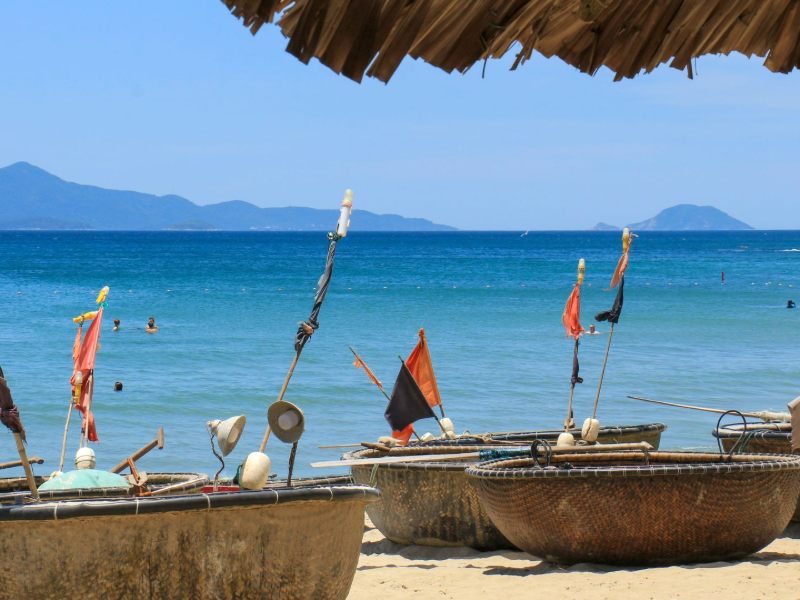 Runde Fischerboote am Strand von Hoi An