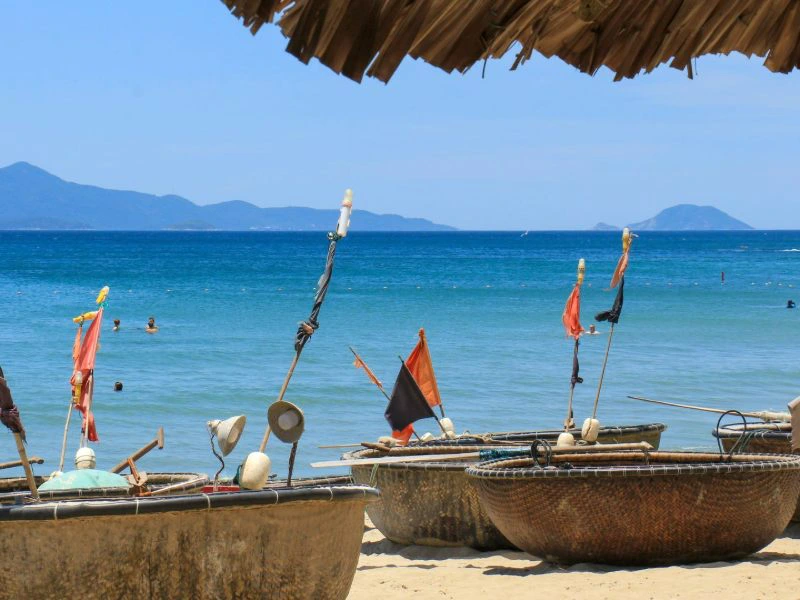 Runde Fischerboote am Strand von Hoi An